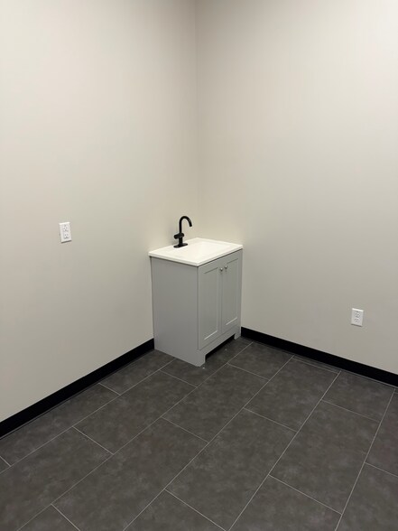 More Photos Of 285 Ed English Dr, Shenandoah Freestanding For Lease