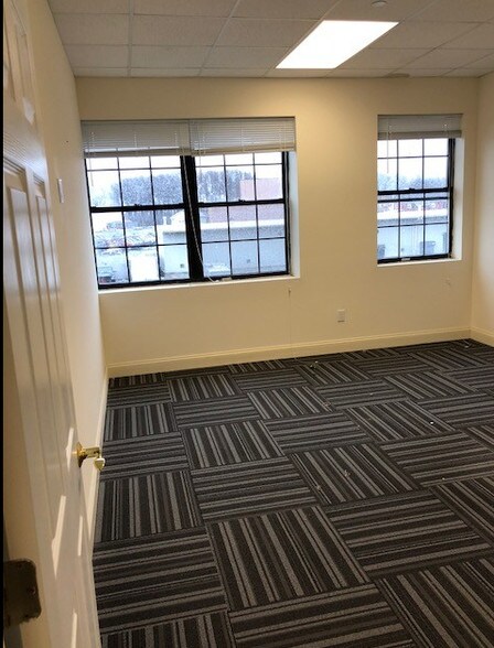 More Photos Of 4366 Victory Blvd, Staten Island Warehouse For Lease