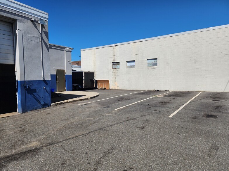 More Photos Of 260 Green St, South Hackensack Truck Terminal For Lease