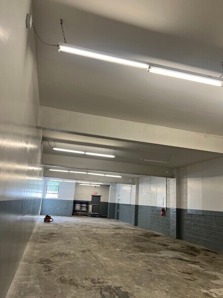 More Photos Of 1-5 Neil Ct, Oceanside Warehouse For Lease