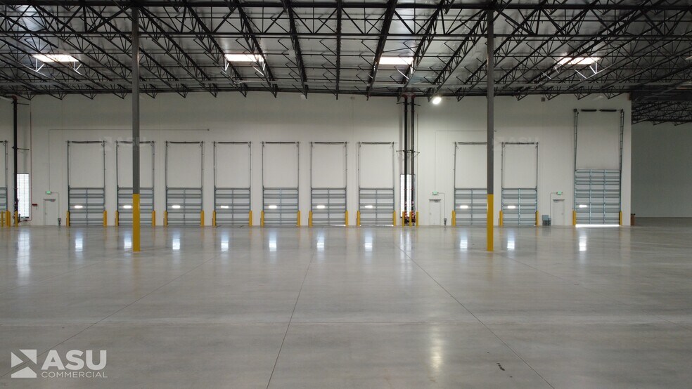 More Photos Of 2204 Coffee Rd, Bakersfield Showroom For Lease