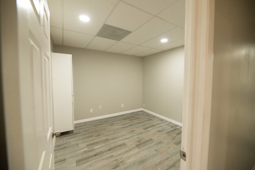 More Photos Of 5010 N Nebraska Ave, Tampa Light Distribution For Lease