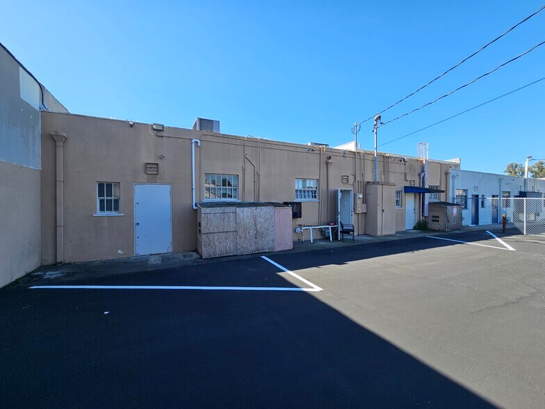 More Photos Of 534 W 19th St, Costa Mesa Storefront Retail Office For Lease