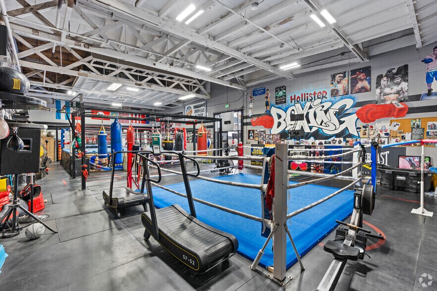 More Photos Of 320 Hillcrest Rd, Hollister Showroom For Sale