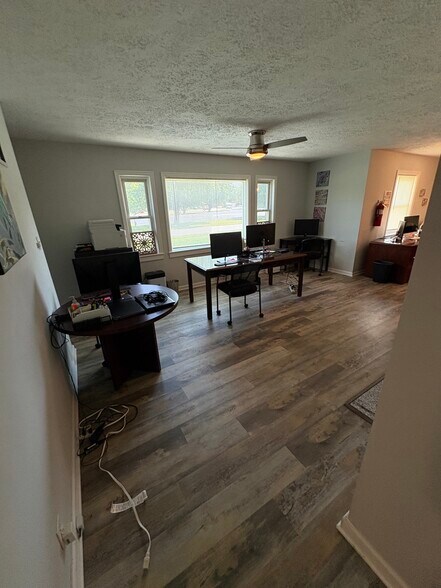 More Photos Of 7002 S East St, Indianapolis Office For Lease