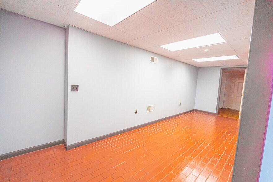 More Photos Of 63 Bleachery Ct, Warwick Distribution For Sale