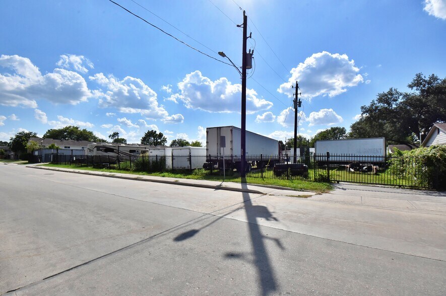More Photos Of 1915 Sherwood Forest Street St, Houston Land For Sale