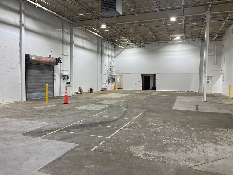 More Photos Of 33 Rajon Rd, Bayport Manufacturing For Lease