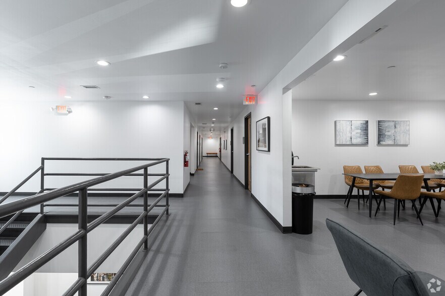 More Photos Of 2910 S Beckley Ave, Dallas Storefront Retail Office For Lease