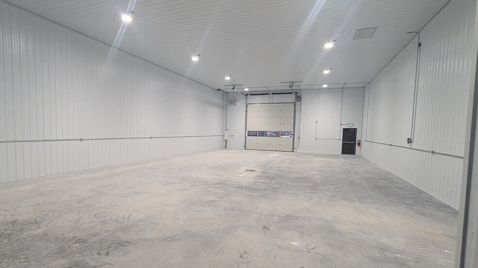 More Photos Of 17 Don Valley Pky, Oakbank Warehouse For Lease