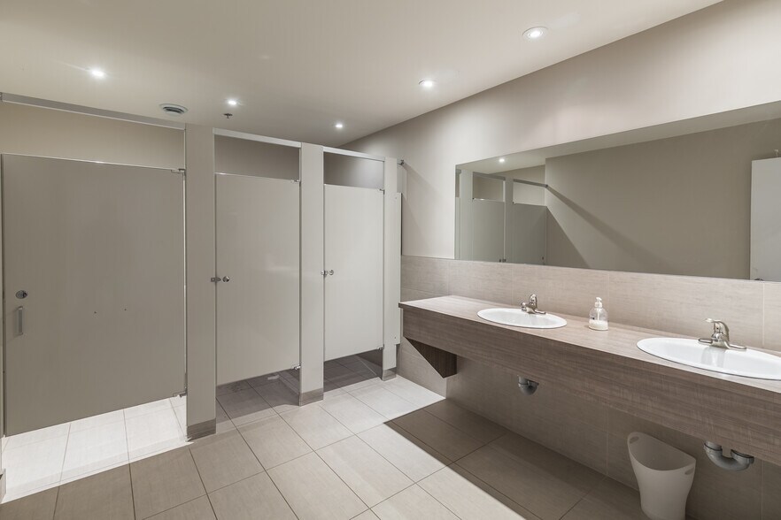More Photos Of 4215 Rue D'iberville, Montréal Office For Lease