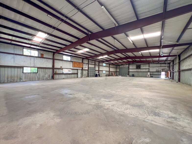More Photos Of 925 Creekview Dr, San Antonio Manufacturing For Sale