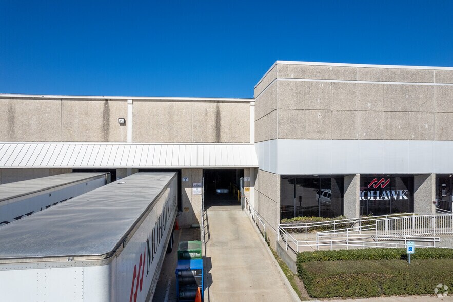 More Photos Of 3800 Brittmoore Rd, Houston Warehouse For Lease