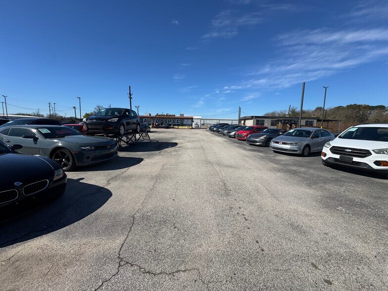 More Photos Of 8479 North Fwy, Houston Auto Repair For Lease
