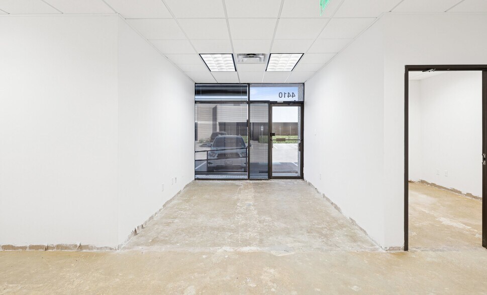More Photos Of 4400-4440 Beltway Dr, Addison Flex For Sale