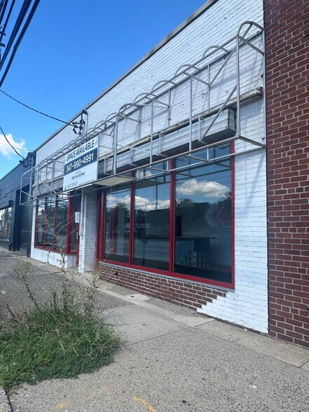 More Photos Of 220 E Jericho Tpke, Mineola Storefront For Lease