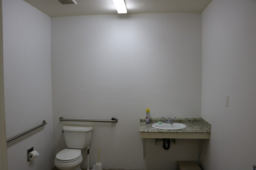 More Photos Of 4711 N Sierra Way, San Bernardino Convenience Store For Lease