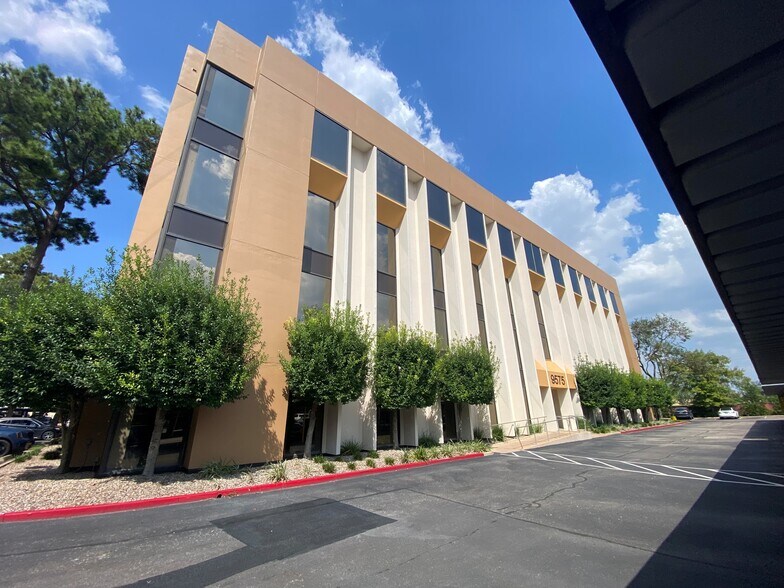 More Photos Of 9575 Katy Fwy, Houston Office For Lease