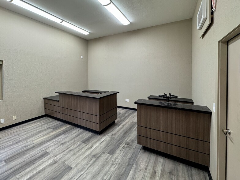 More Photos Of 902 SE Textron Dr, Bend Warehouse For Lease