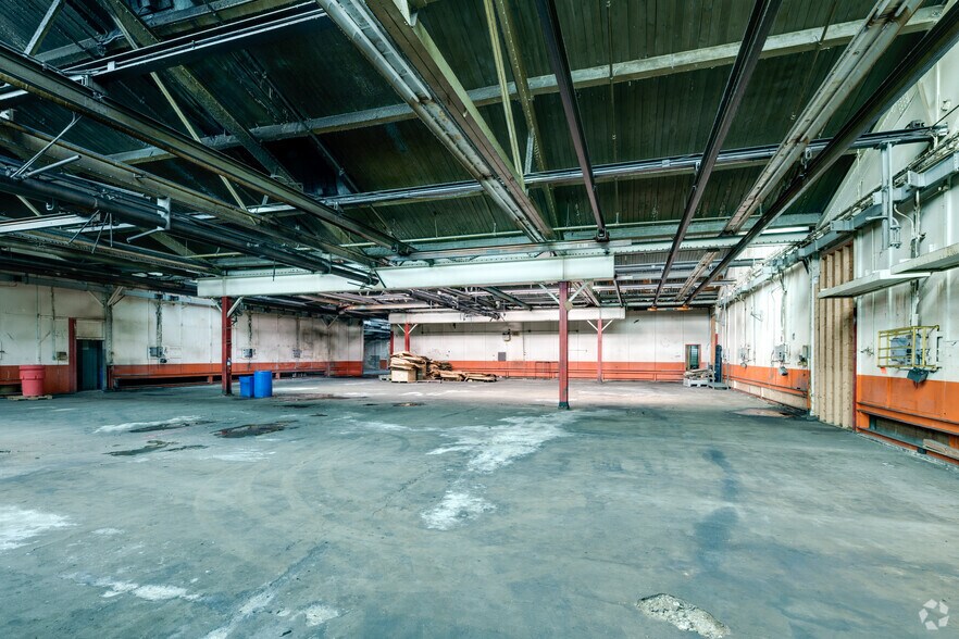 More Photos Of 5851 W Dickens Ave, Chicago Manufacturing For Lease