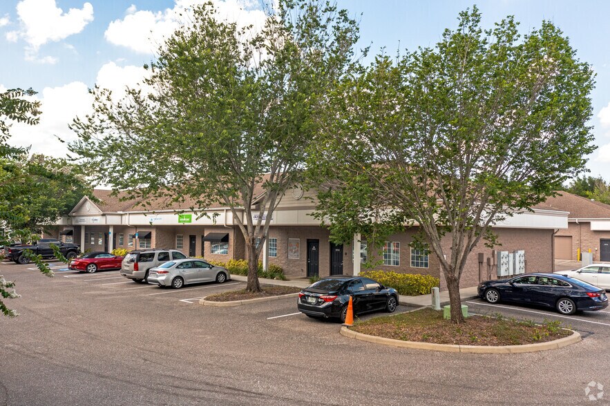 More Photos Of 1035-1053 E Brandon Blvd, Brandon Office For Lease