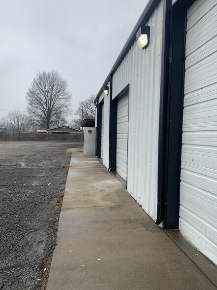 More Photos Of 567 E Highway 64, Conway Showroom For Lease