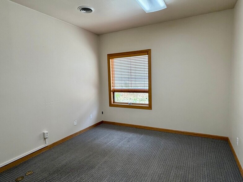 More Photos Of 120 Cole Ave, Pinedale Office For Sale