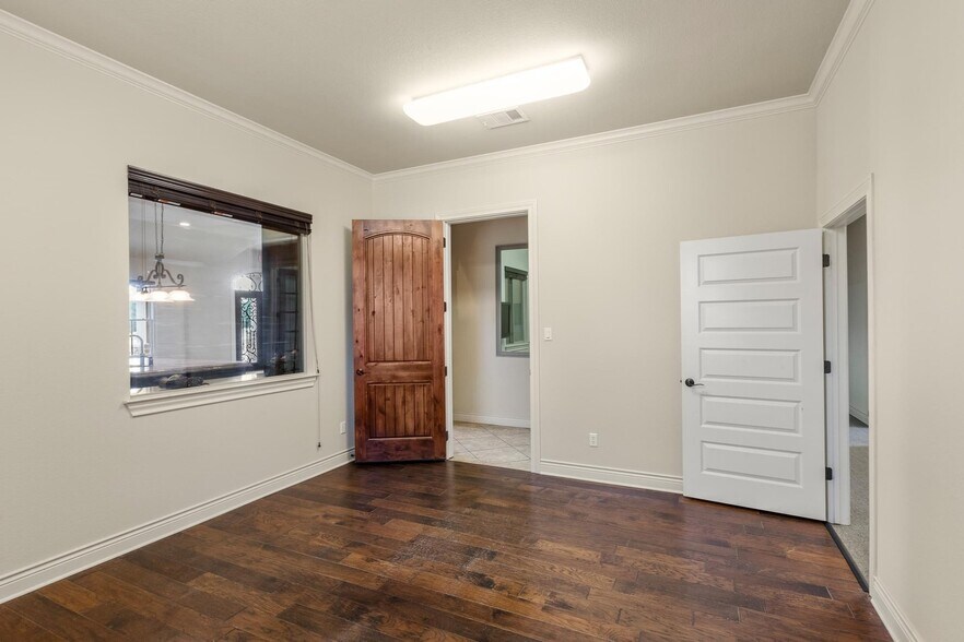 More Photos Of 105 Applewood Dr, Cedar Creek Office For Sale