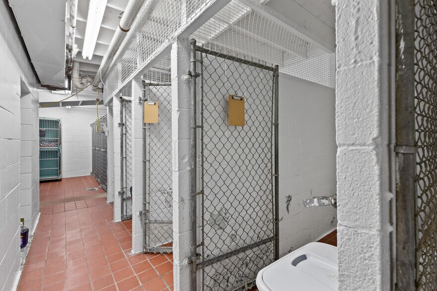 More Photos Of 5915 Belair Rd, Baltimore Veterinarian Kennel For Sale