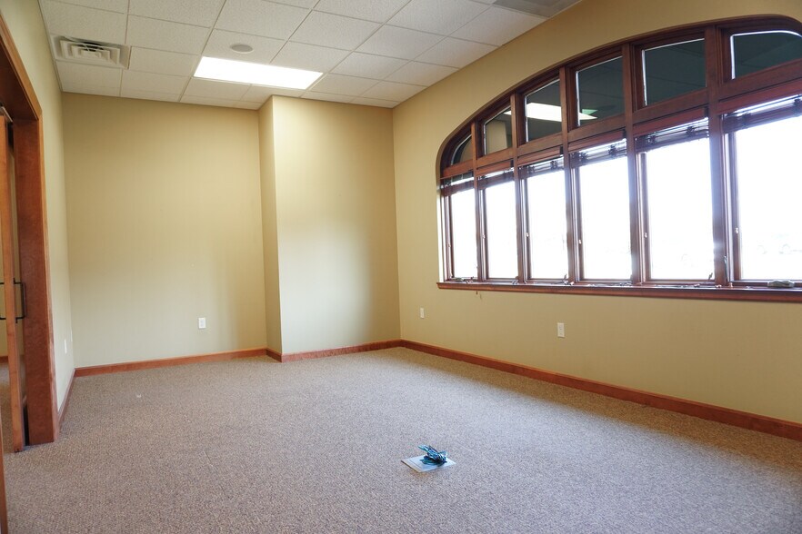 More Photos Of 2021 Vanesta Pl, Manhattan Office For Lease