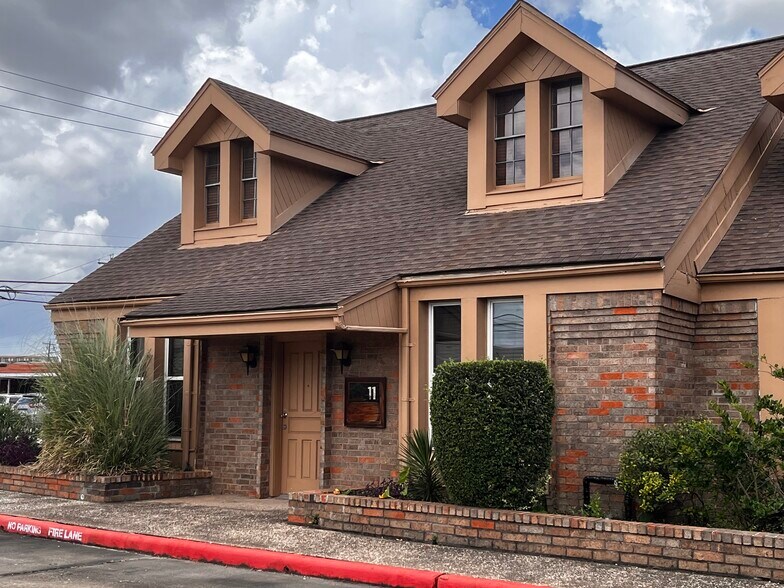 More Photos Of 6910 Bellaire Blvd, Houston Office For Sale