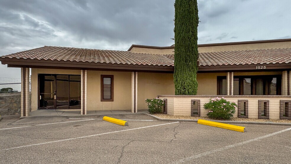 More Photos Of 1525 Common Dr, El Paso Flex For Lease