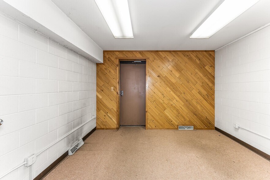 More Photos Of 614 Wild Rice Ave, Lac Du Flambeau Office For Sale