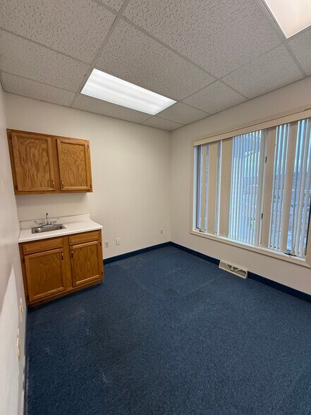 More Photos Of 1 Oxford Xing, New Hartford Medical For Lease