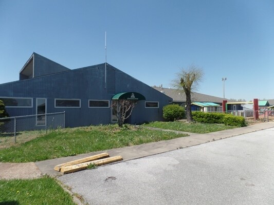 More Photos Of 206 Rushing Dr, Herrin General Retail For Sale