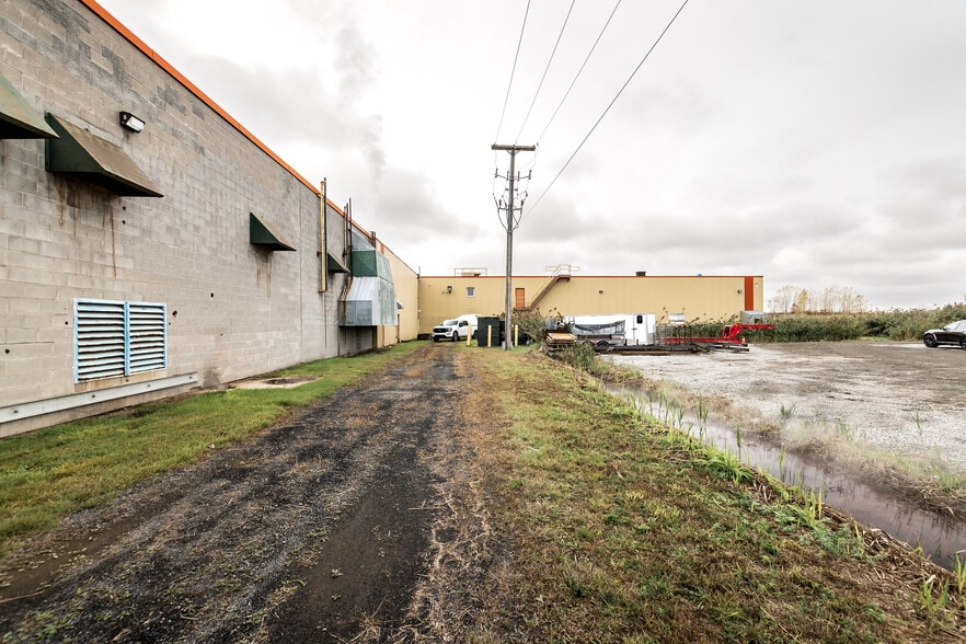 More Photos Of 2620 Rue Bernard-Pilon, Saint-Mathieu-de-Beloeil Manufacturing For Sale