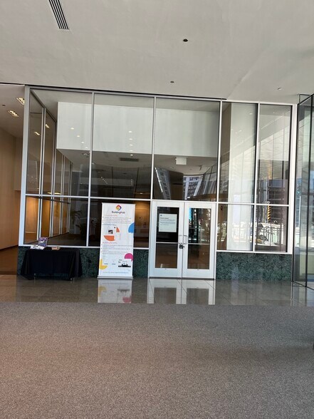 More Photos Of 300 S Riverside Plz, Chicago Office For Lease