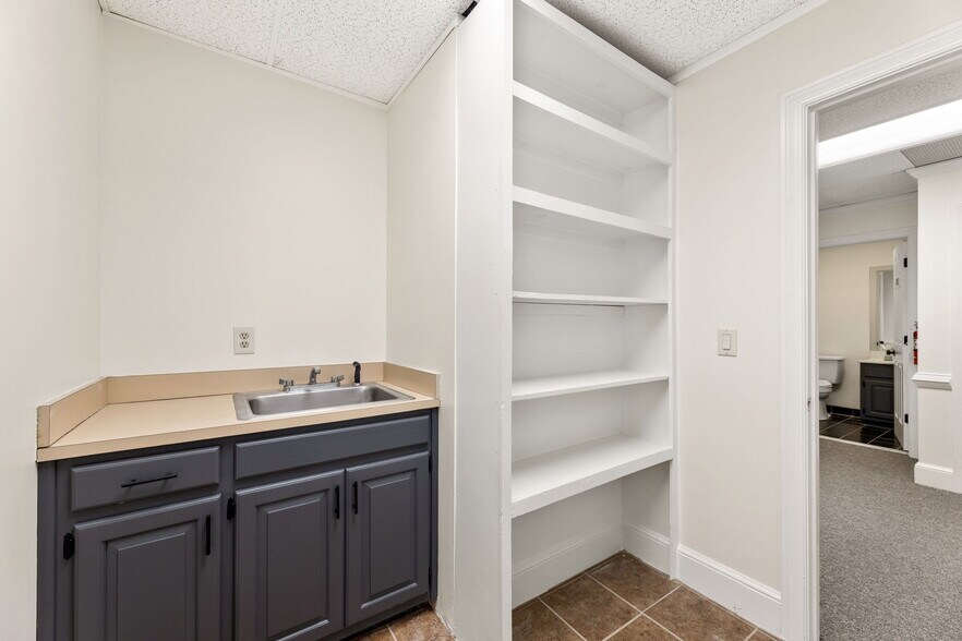More Photos Of 200 Market Pl, Roswell Office Residential For Sale