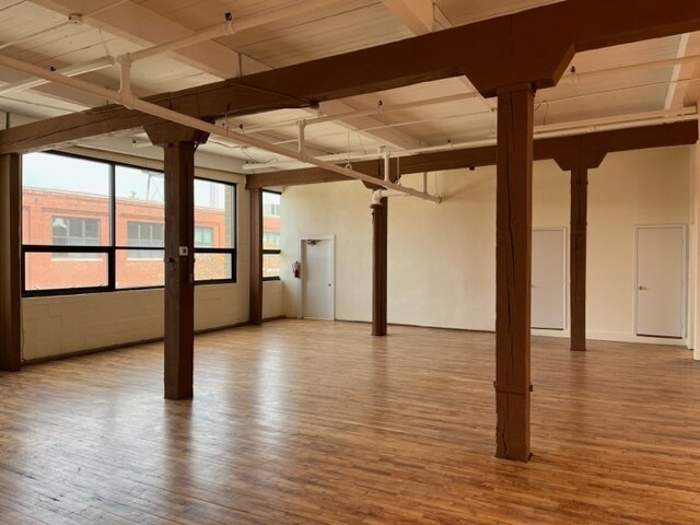 More Photos Of 1631-1639 W Carroll Ave, Chicago Light Distribution For Sale