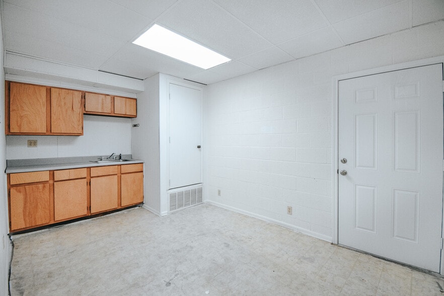 More Photos Of 305 N Laurent St, Victoria Flex For Sale