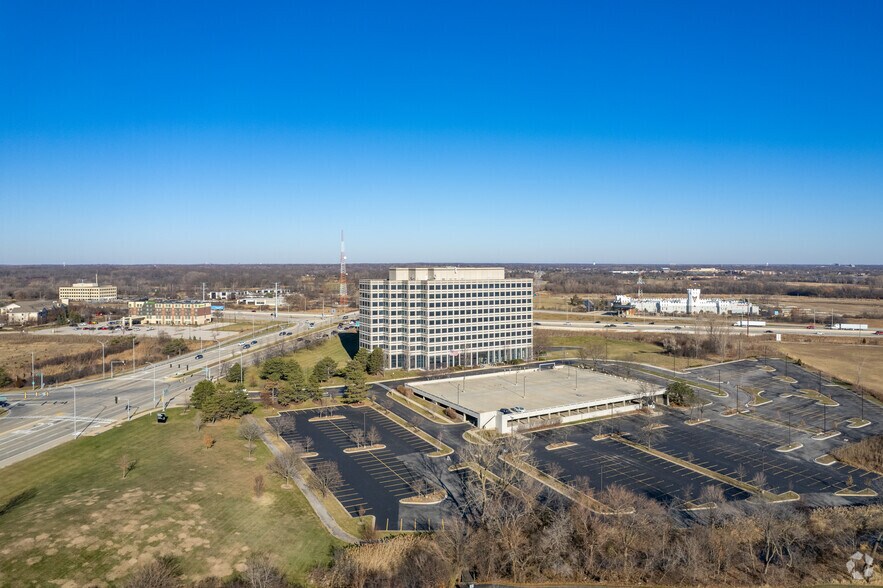More Photos Of 1901 N Roselle Rd, Schaumburg Office For Sale