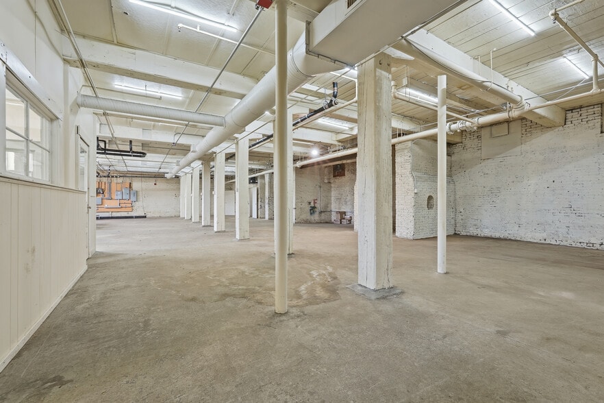 More Photos Of 420 Dwight St, Holyoke Manufacturing For Lease