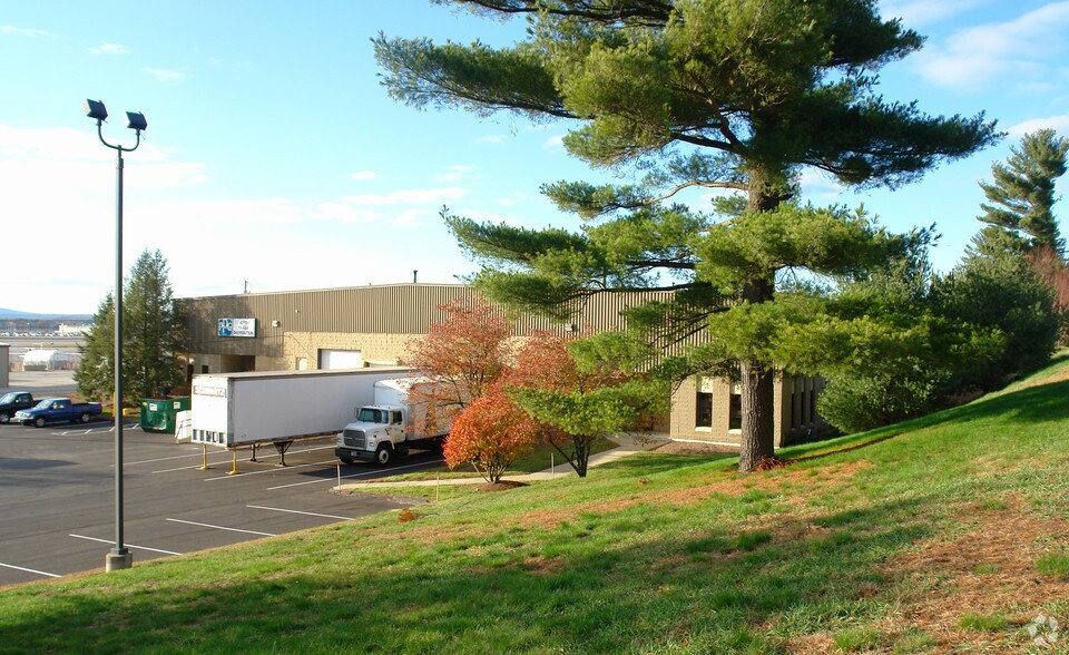 More Photos Of 15-17 Tinker Ave, Londonderry Warehouse For Lease