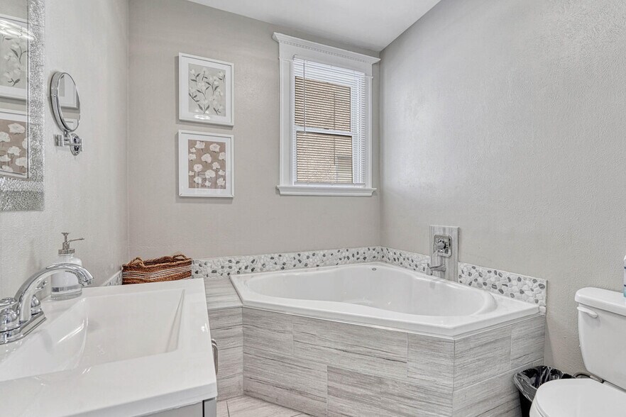 More Photos Of 6 Boulder Crescent St, Colorado Springs Hotel For Sale