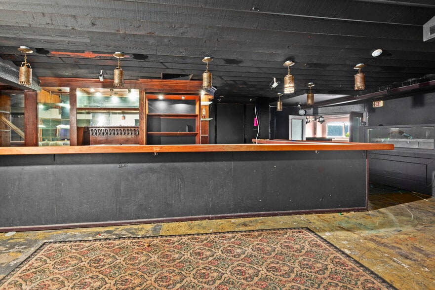 More Photos Of 930 SE Pioneer Way, Oak Harbor General Retail For Sale