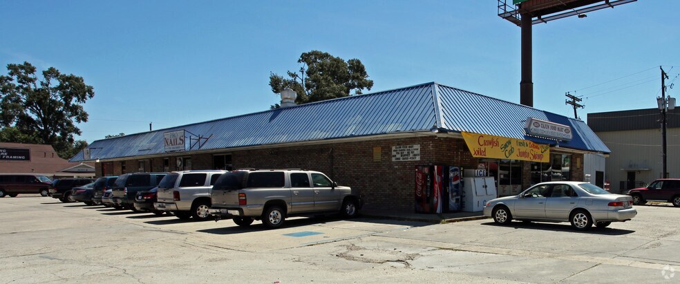 Primary Photo Of 115-121 E Sanders St, Gonzales Storefront Retail Office For Lease