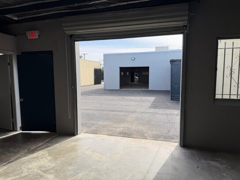 More Photos Of 14641-14643 Lull St, Van Nuys Warehouse For Lease