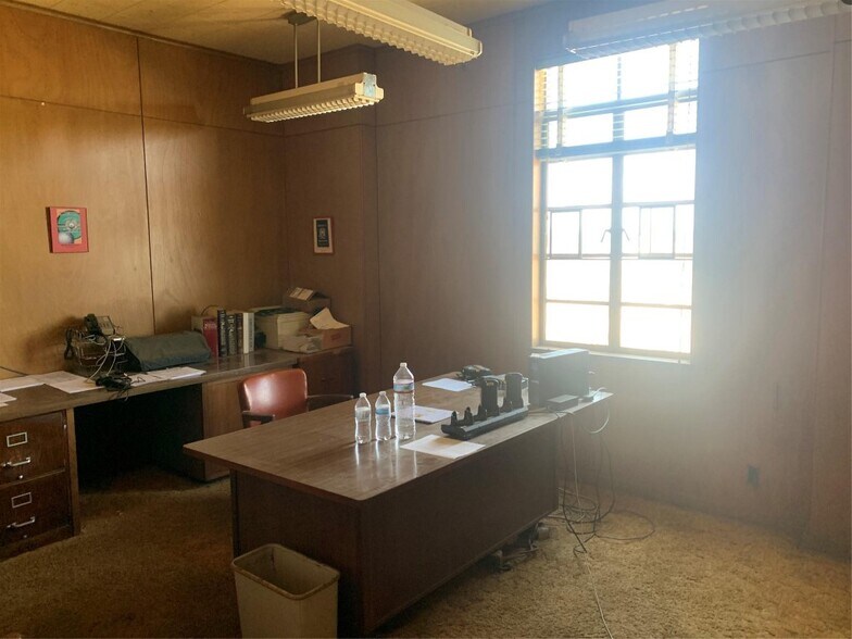 More Photos Of 309 S Pioneer Dr, Abilene Manufacturing For Sale