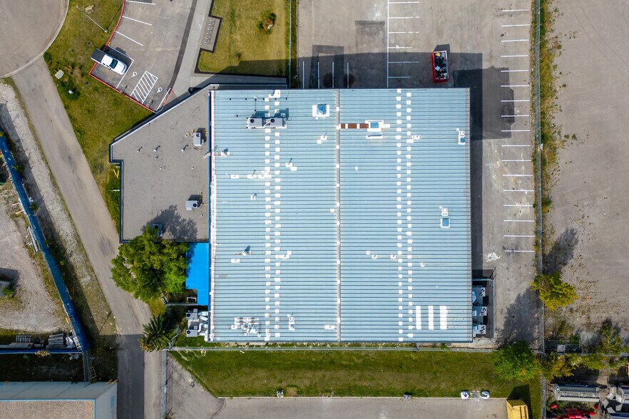 More Photos Of 2620 22nd St NE, Calgary Warehouse For Sale