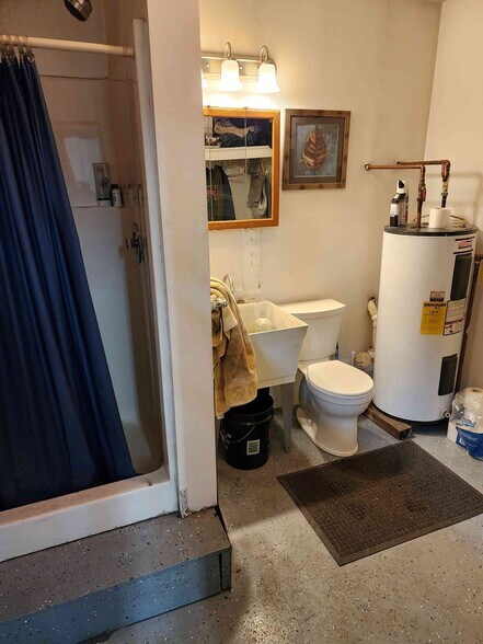 More Photos Of 2384 W 23rd St, Bellaire Warehouse For Sale